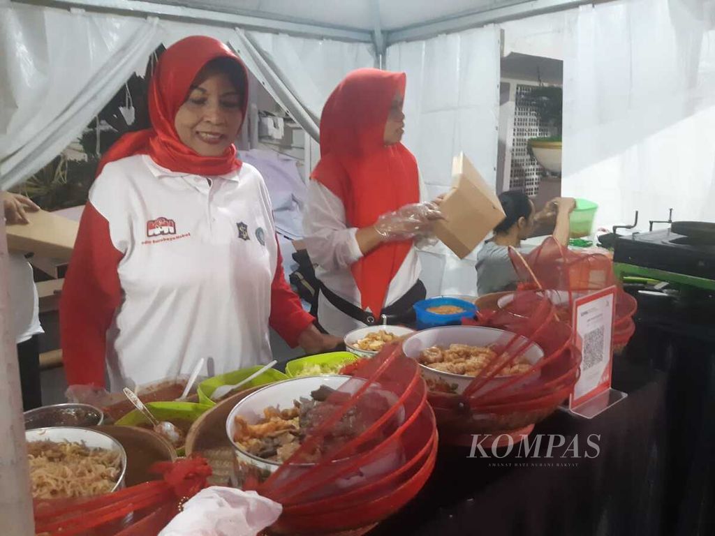 Nasi Madura jadi penyemangat pelari seusai berlari dalam RunHub 2023 di Surabaya, Minggu (8/10/2023).