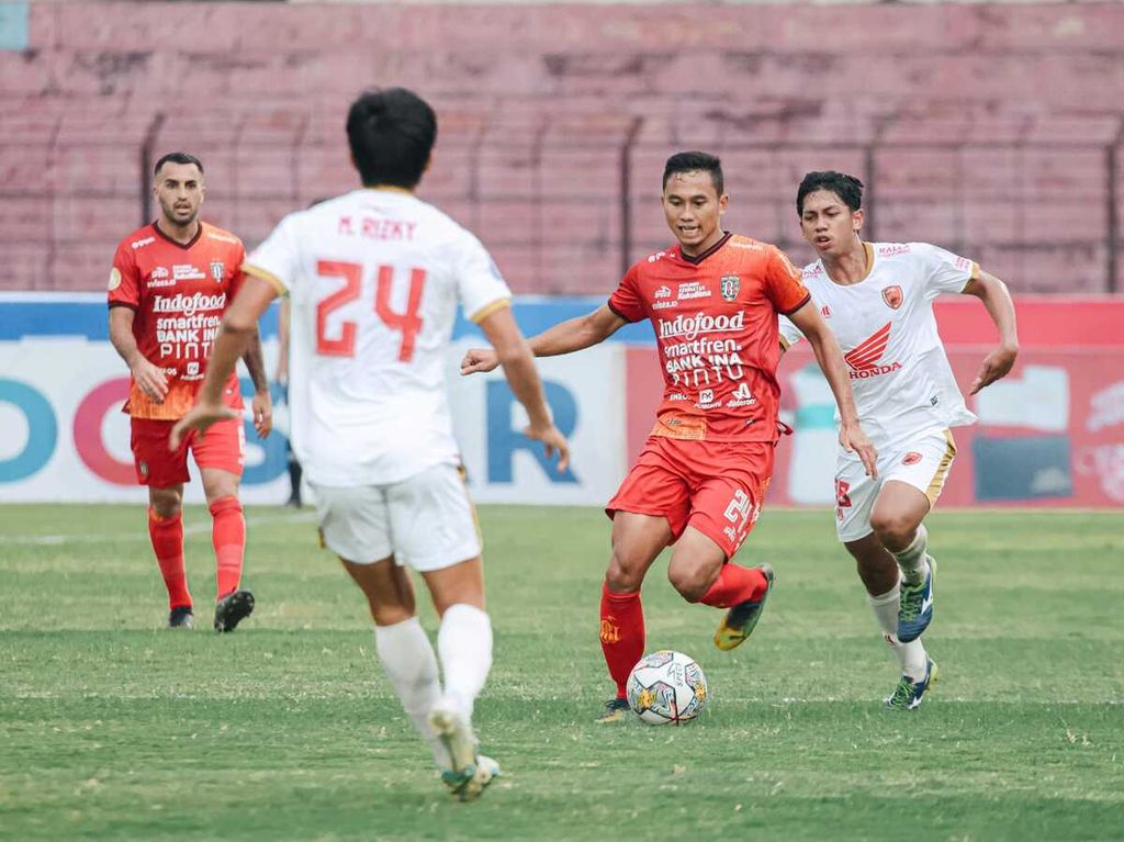 Pemain Bali United, Ricky Fajrin, mencoba melewati dua pemain PSM Makassar di Stadion Sultan Agung, Bantul, Daerah Istimewa Yogyakarta, Jumat (20/1/2023). Pertandingan pekan ke-19 BRI Liga 1 2022/2023 ini berakhir imbang 2-2.