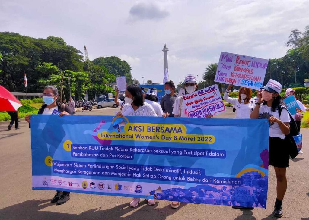 Peringatan Hari Perempuan Internasional (International Womens Day/IWD) 2022 ditandai dengan sejumlah aksi para aktivis dengan aksi di sejumlah tempat. Tampak aksi bersama organisasi masyarakat sipil di kawasan Monas Jakarta.