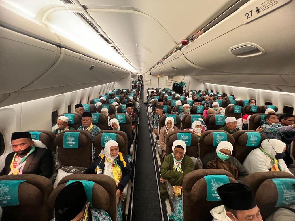 Sebanyak 388 calon haji 2023 kloter pertama berangkat ke Bandara King Abdulaziz, Jeddah, Arab Saudi, melalui Bandara Soekarno-Hatta, Tangerang, Banten, Rabu (24/5/2023) dini hari. 