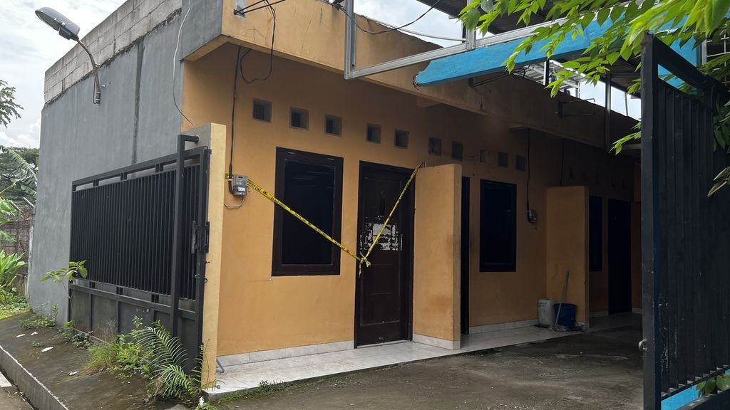 Tampak samping rumah kontrakan di Kampung Buaran, Desa Lambangsari, Kecamatan Tambun Selatan, Kabupaten Bekasi, Jawa Barat, pada Senin (2/1/2023) tempat ditemukan korban mutilasi. 