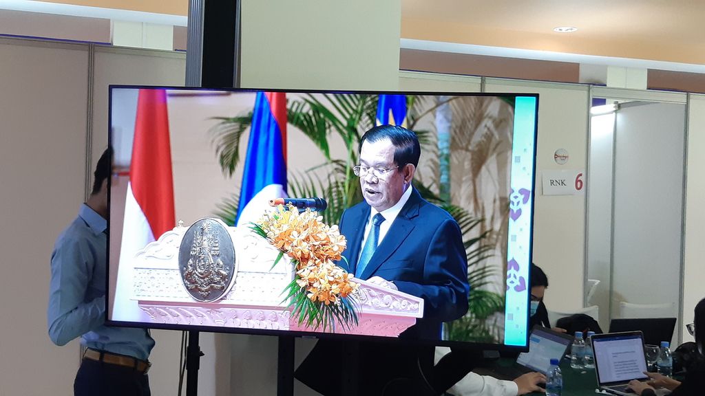 Tayangan televisi yang menampilkan Perdana Menteri Kamboja Hun Sen saat memberi sambutan dalam pembukaan Pertemuan Ke-55 Para Menteri Luar Negeri ASEAN di Phnom Penh, Kamboja, Rabu (3/8/2022).