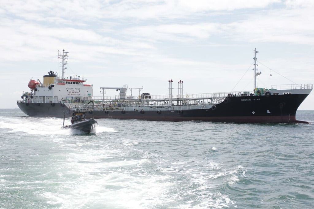 TNI AL menangkap tanker berbendera Panama memuat minyak hitam sekitar 4.600 ton yang diduga limbah tanpa dilengkapi dokumen yang sah di perairan Pulau Tolop, Kepulauan Riau, 1 September 2021.