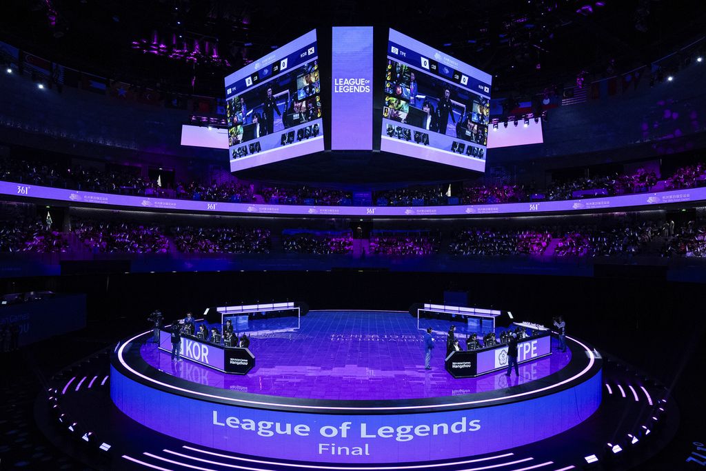 Suasana arena e-sport Asian Games yang glamor dan meriah saat tim Taiwan dan Korea Selatan bertemu di final League of Legends, 29 September 2023.