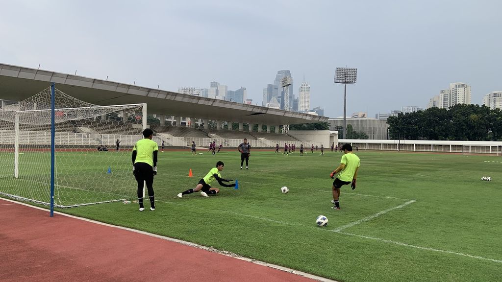 Kiper timnas U-23 berlatih reaksi saat menangkap bola di Stadion Madya, Jakarta, Selasa (12/4/2022). Sebanyak 29 pemain dipanggil untuk memperkuat timnas U-23 dalam rangka menuju SEA Games Vietnam 2021.