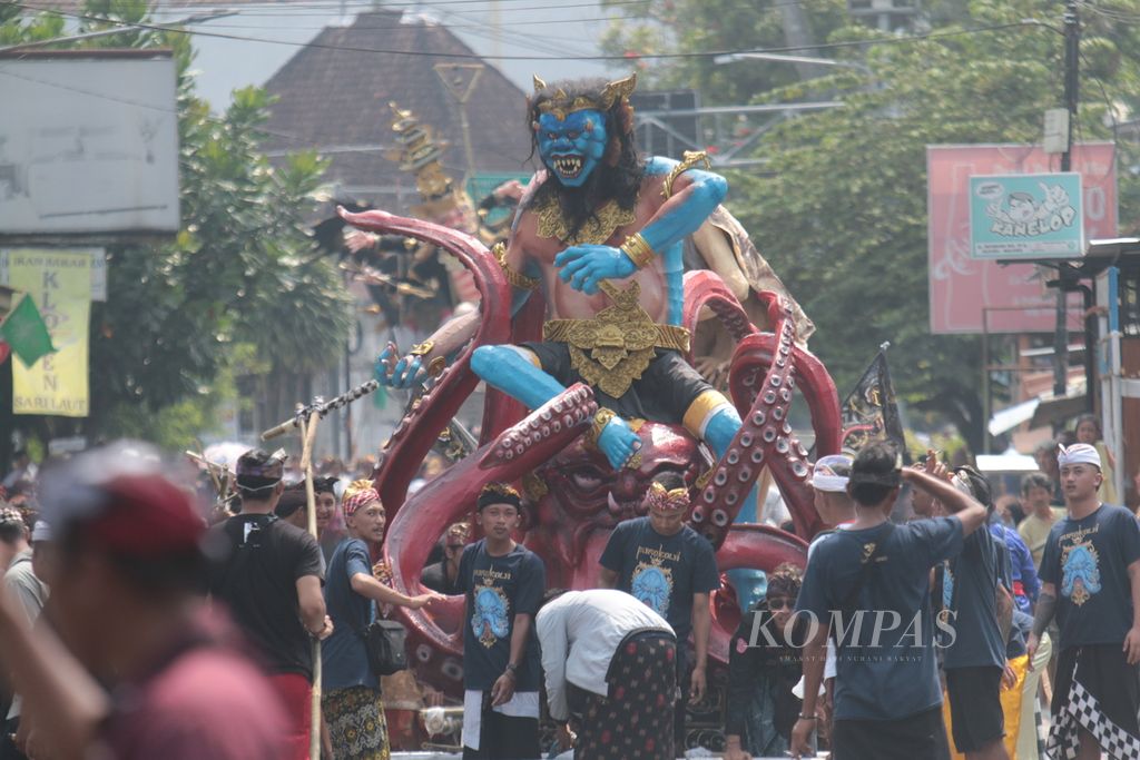 Tampak patung Kraken sedang melintas di kawasan Klojen Kota Malang.