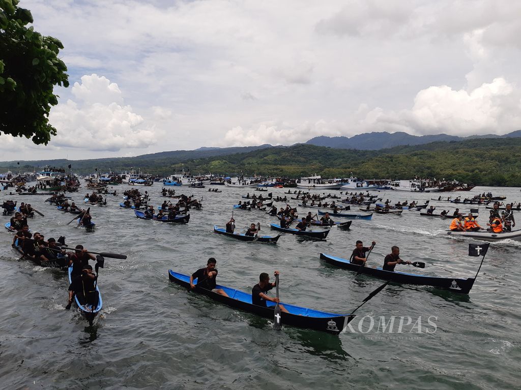 The sea procession is part of the Semana Santa event in Larantuka, East Flores Regency, East Nusa Tenggara, on Friday (7/4/2023). The sea procession, which takes place every Good Friday, is a tradition of the Larantuka Kingdom.