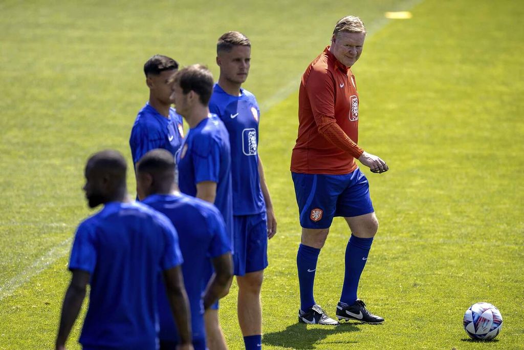 Pelatih tim nasional Belanda Ronald Koeman (kanan) memimpin latihan tim Oranye di Kampus KNVB, pusat latihan timnas Belanda di Zeist, Belanda, 11 Juni 2023.