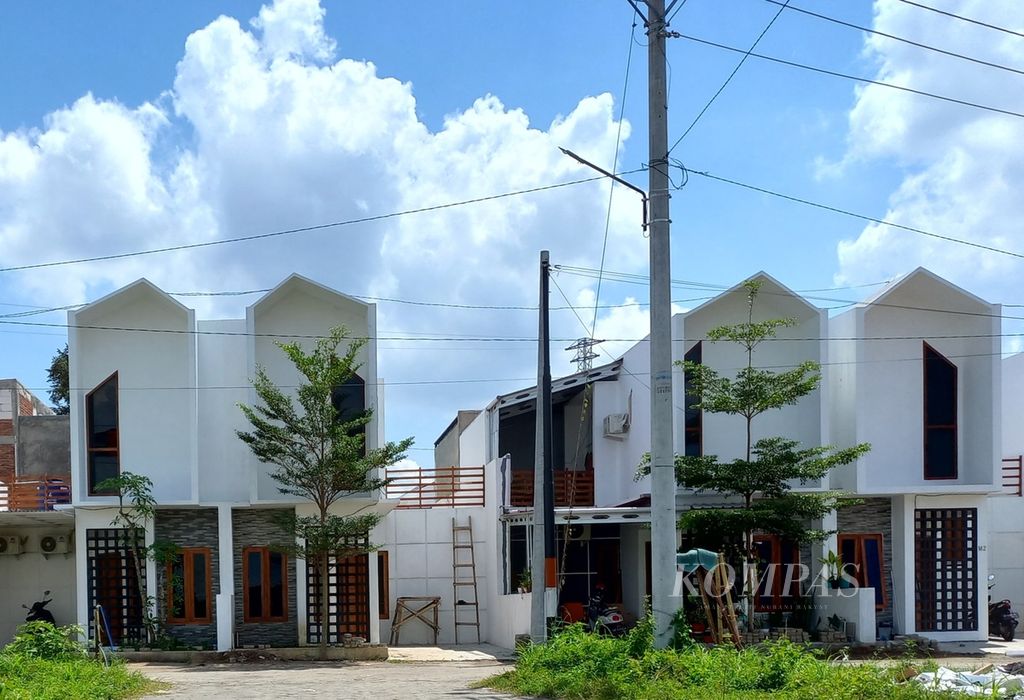 Beberapa bangunan tampak berdiri di lokasi proyek Ambarrukmo Green Hills milik PT Deztama Putri Sentosa di wilayah Nologaten, Desa Caturtunggal, Kecamatan Depok, Kabupaten Sleman, Daerah Istimewa Yogyakarta, Rabu (14/9/2022). 