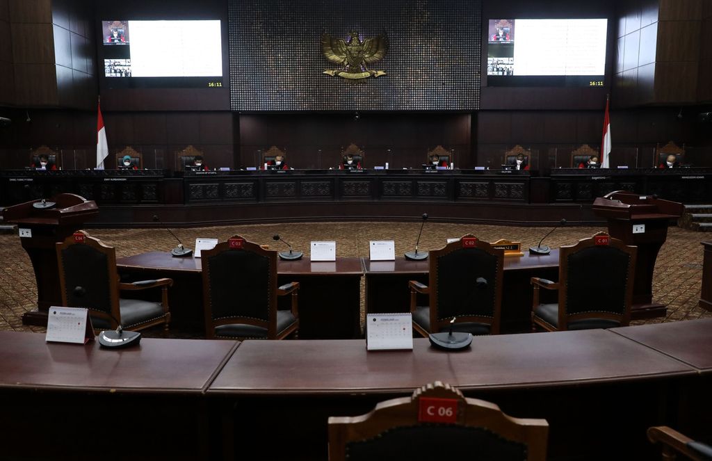 Hakim konstitusi dalam persidangan di Gedung Mahkamah Konstitusi, Jakarta, Senin (15/02/2021). 