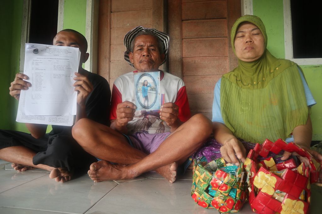 Keluarga menunjukkan foto Nenah, pekerja migran Indonesia asal Majalengka, di rumahnya di Desa Ranji Wetan, Majalengka, Senin (24/5/2021). Nenah terancam hukuman mati di Arab karena dituduh membunuh sopir majikannya.