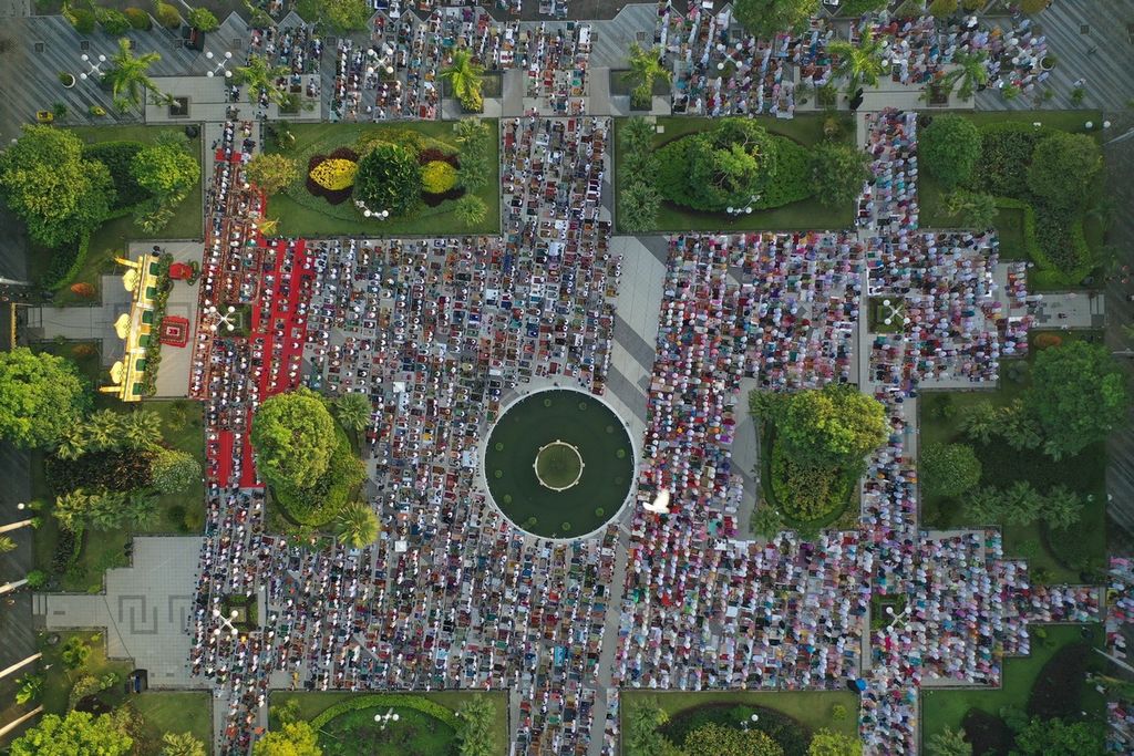 Tak kurang 1.000 warga Kota Surabaya mengikut shalat Idul Fitri di Taman Surya, Balai Kota Surabaya, pada Senin (2/5/2022).
