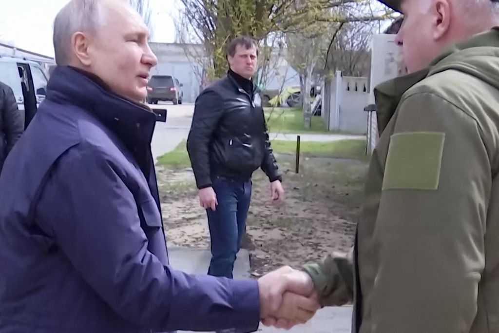 Presiden Rusia Vladimir Putin (kiri) menemui komandan Rusia di Kherson, Ukraina pada Senin (17/4/2023). Lawatan itu dirahasiakan sampai detik terakhir kunjungan.