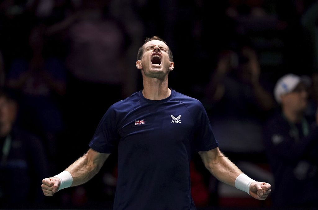 Petenis Inggris Raya, Andy Murray, merayakan kemenangan atas petenis Swiss, Leandro Riedi, pada kejuaraan Piala Davis, 15 September 2023 di Manchester.