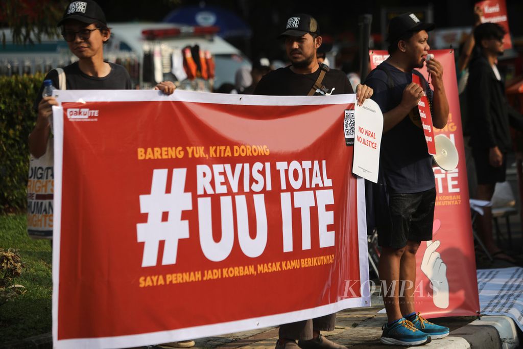 Warga yang tergabung dalam Paguyuban Korban Kriminalisasi UU ITE (Paku ITE) menggelar aksi damai menuntut Revisi Total UU ITE di Jakarta, Minggu (28/5/2023).