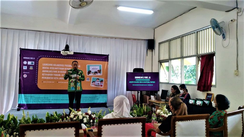 Pelaksana Tugas Wali Kota Jakarta Selatan Ali Murthado memberikan sambutan pada peluncuran situs web Animalwelfare.id di SDN Rawa Barat 09 Pagi, Jakarta Selatan, pada Kamis (27/10/2022).