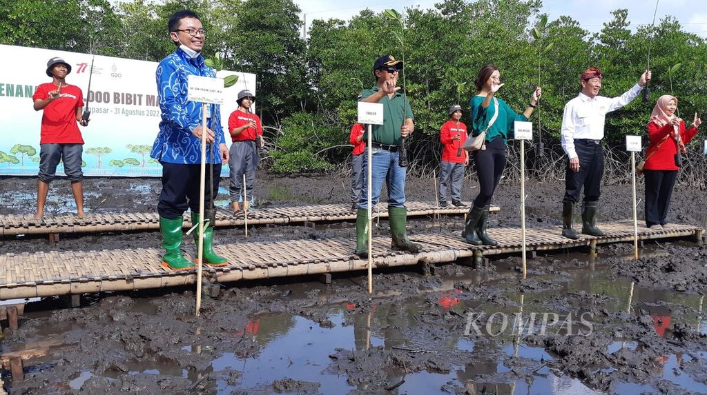 Kegiatan Bakti Lingkungan Djarum Foundation diisi penanaman 5.000 bibit mangrove di kawasan Tahura Ngurah Rai di wilayah Pemogan, Denpasar Selatan, Kota Denpasar, Rabu (31/8/2022).