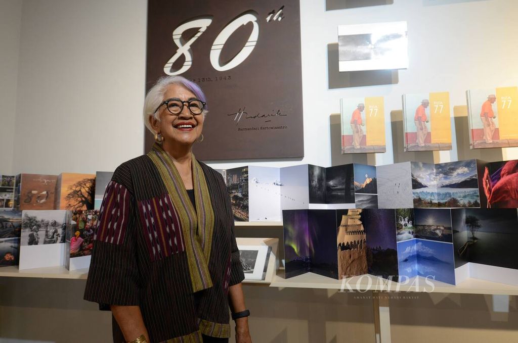  Hermandari Kartowisastro di sela pameran fotografi tunggal karyanya yang bertajuk <i>Matur Nuwun </i>di D'Gallerie, Jakarta, Jumat (17/11/2023). Pameran ini menandai usianya ke-80 tahun.