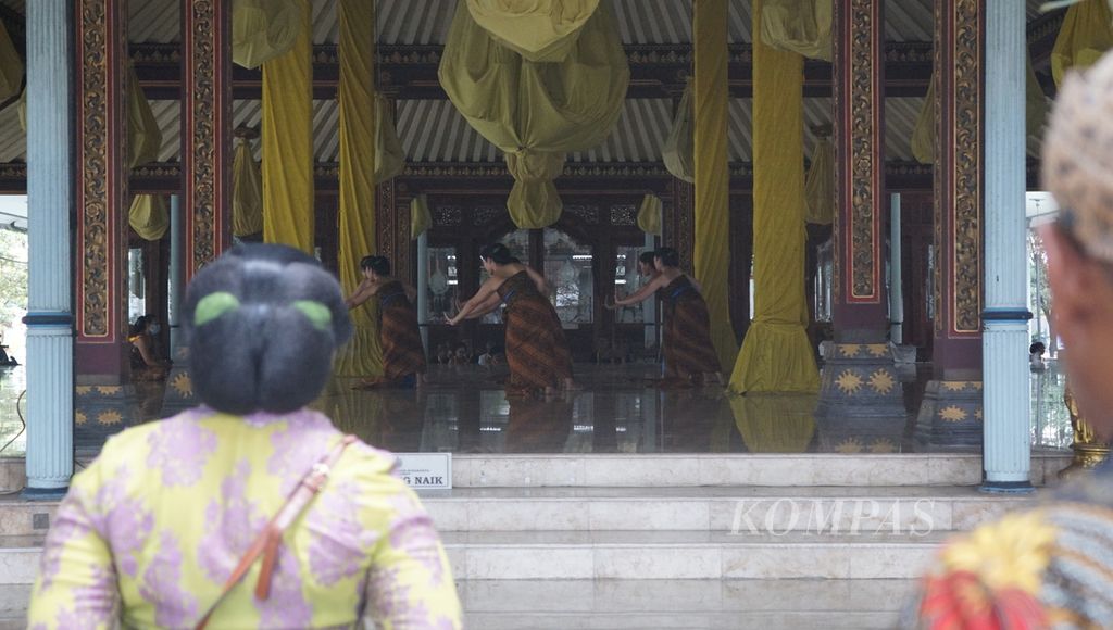 GKR Wandansari (kiri) atau Gusti Moeng menyaksikan abdi dalem yang ditunjuk Raja Keraton Surakarta Pakubuwono XIII berlatih tarian bedaya ketawang di Keraton Surakarta, Kota Surakarta, Jawa Tengah, Selasa (20/12/2022).