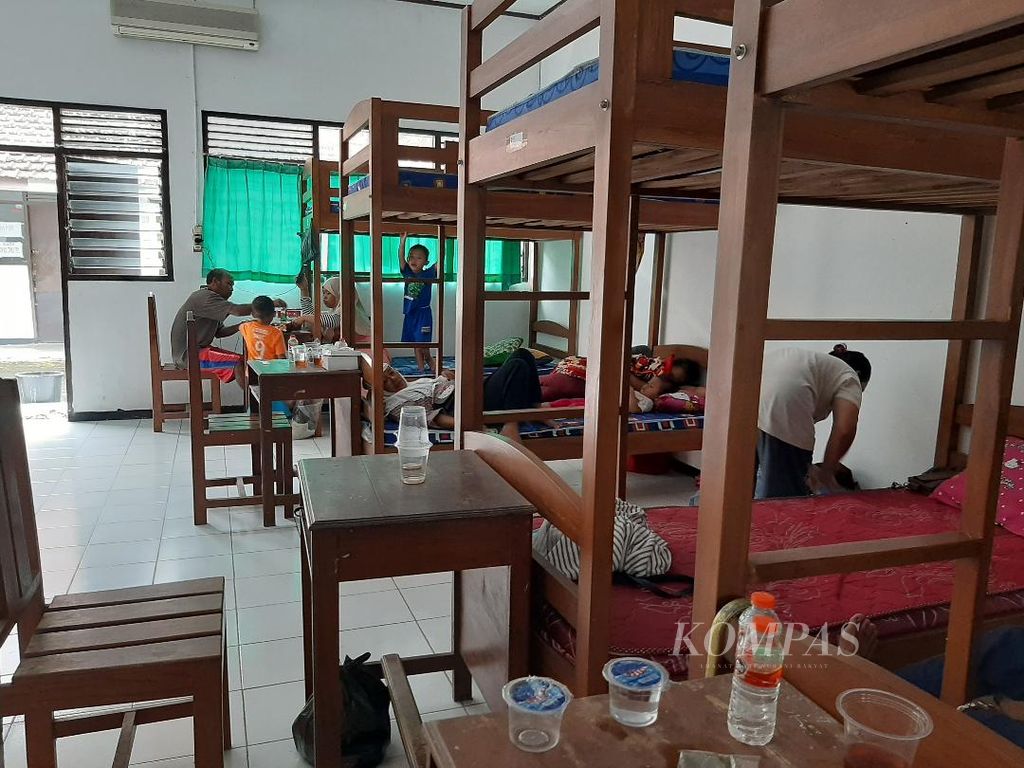 Puluhan warga Desa Katerban, Kecamatan Kutoarjo, mengungsi di Gedung Pusdiklat di Kecamatan Kutoarjo, Kabupaten Purworejo, Selasa (15/3/2022).