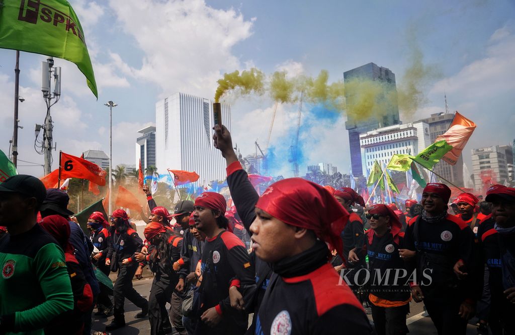 Suasana saat massa buruh dari berbagai elemen serikat buruh melakukan demonstrasi menolak program Tabungan Perumahan Rakyat (Tapera) di Kawasan Patung Arjuna Wijaya, Jakarta, Kamis (6/6/2024). 