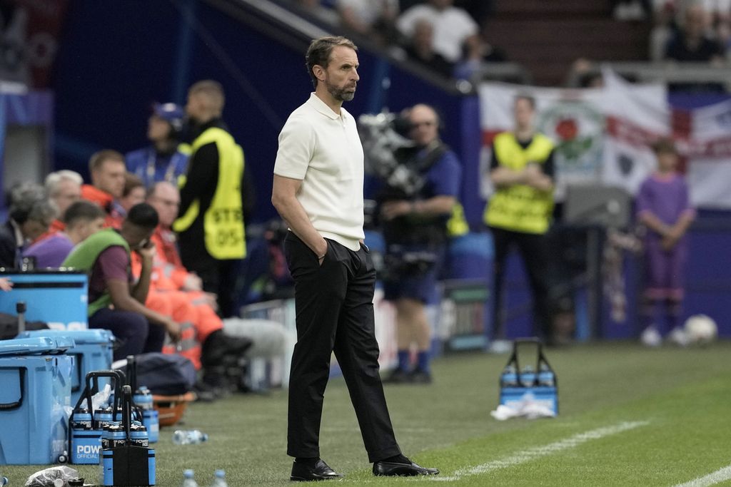 Manajer Inggris Gareth Southgate berdiri di tepi lapangan saat pertandingan babak 16 besar antara Inggris dan Slowakia pada turnamen Piala Eropa 2024 di Gelsenkirchen, Jerman, Minggu (30/6/2024).