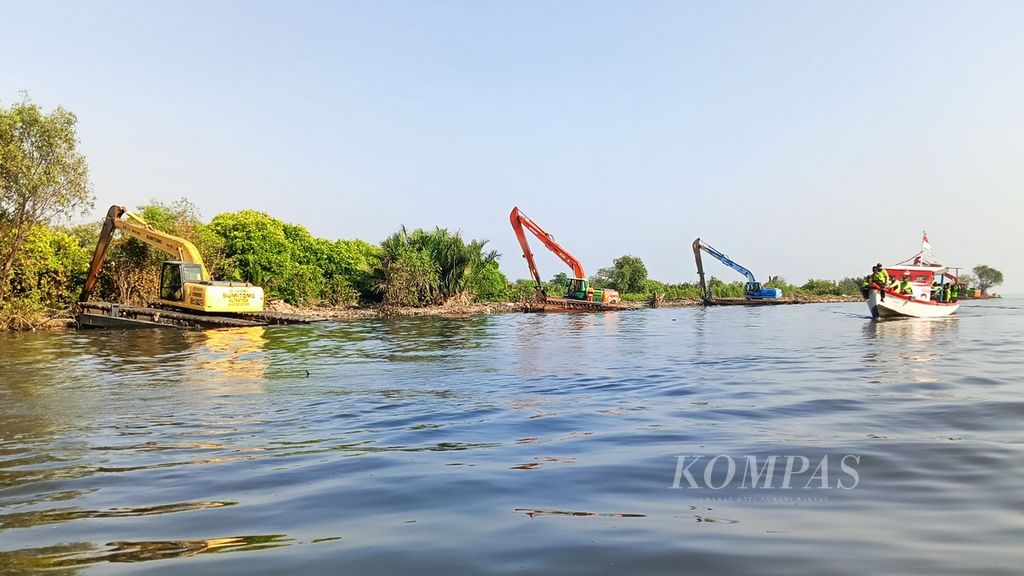 Warga Kampung Apung/Panggung, Kelurahan Pluit, menyediakan kapalnya untuk membawa petugas kebersihan menyusur Muara Kali Adem, untuk mengumpulkan sampah, Sabtu (7/9/2024).