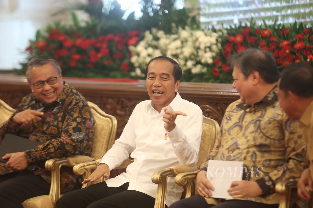 Presiden Joko Widodo didampingi (kanan ke kiri) Menteri Dalam Negeri Tito Karnavian, Menko Perekonomian Airlangga Hartarto, dan Gubernur Bank Indonesia Perry Warjiyo bercanda di sela-sela hadir dalam rapat koordinasi pengendalian inflasi tahun 2024 dan tim pengendalian inflasi daerah award di Istana Negara, Jakarta, Jumat (14/6/2024). 