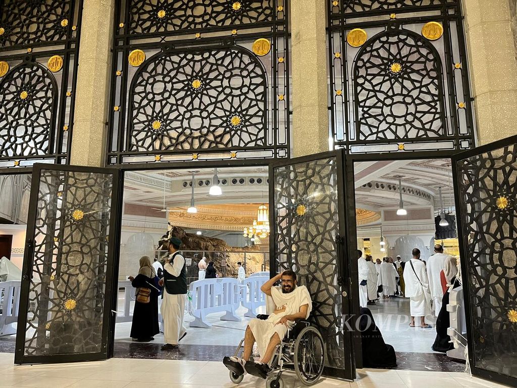A number of Indonesian Hajj pilgrims used wheelchairs when they arrived at the Grand Mosque Complex, Mecca city, Saudi Arabia, to carry out the obligatory Umrah pilgrimage and prayers, Wednesday (22/5/2024). Wheelchair services are available for pilgrims who need them, such as senior citizens, to perform tawaf and <i>sa'i</i>. 