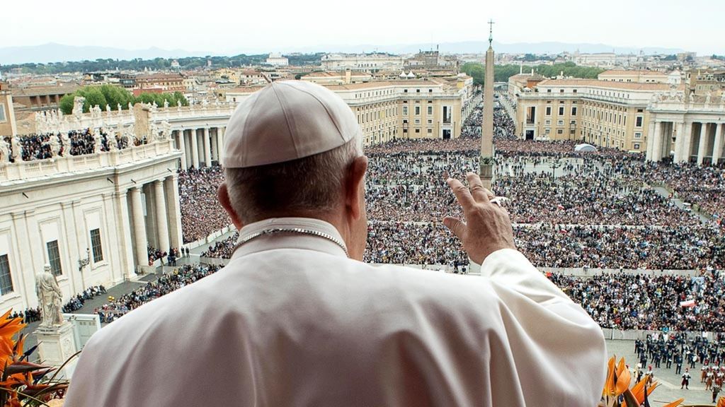 Paus Fransiskus menyampaikan berkat kepada dunia atau dikenal dengan <i>urbi et orbi</i> (kepada kota dan kepada dunia) dari balkon Basilika Santo Petrus setelah misa hari Minggu Paskah di Vatikan, 21 April 2019.