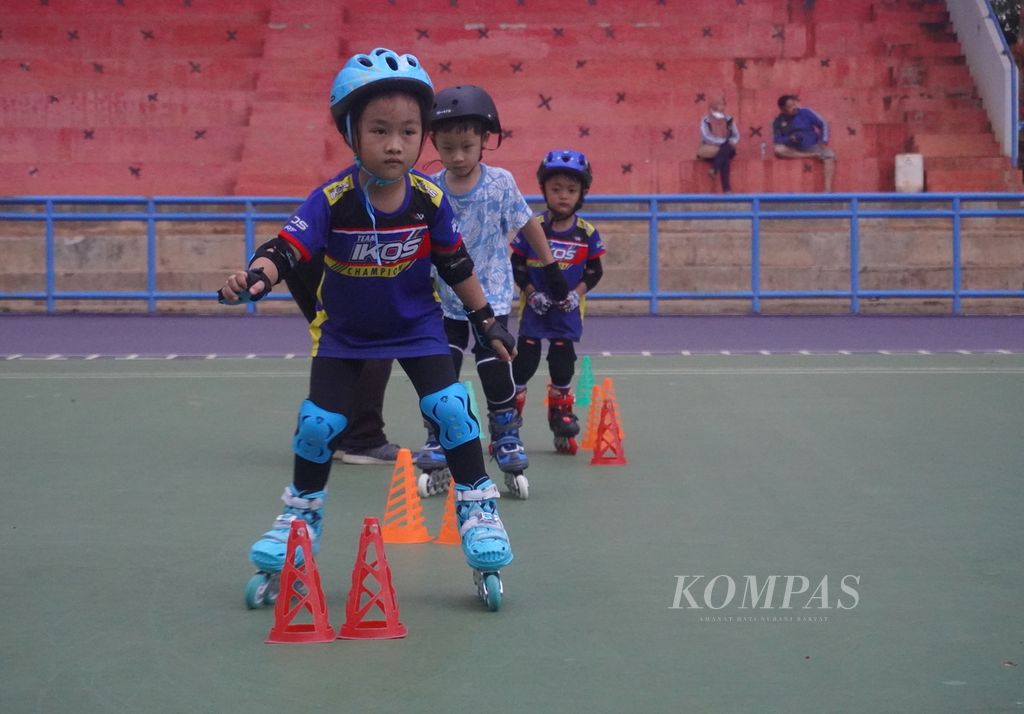 Anak-anak balita mengikuti latihan sepatu roda di kompleks Gedung Olahraga Jatidiri, Kota Semarang, Jawa Tengah, Sabtu (10/9/2022). 