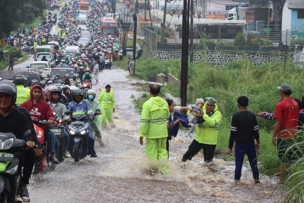 Banjir bandang terjadi di Sungai Sembahe di Kabupaten Deli Serdang dan Kabupaten Karo, Sumatera Utara, Minggu (30/4/2023) sore. Satu mobil terseret dan arus lalu lintas sempat macet parah akibat banjir bandang itu. Tidak ada korban luka ataupun korban jiwa akibat banjir tersebut. 