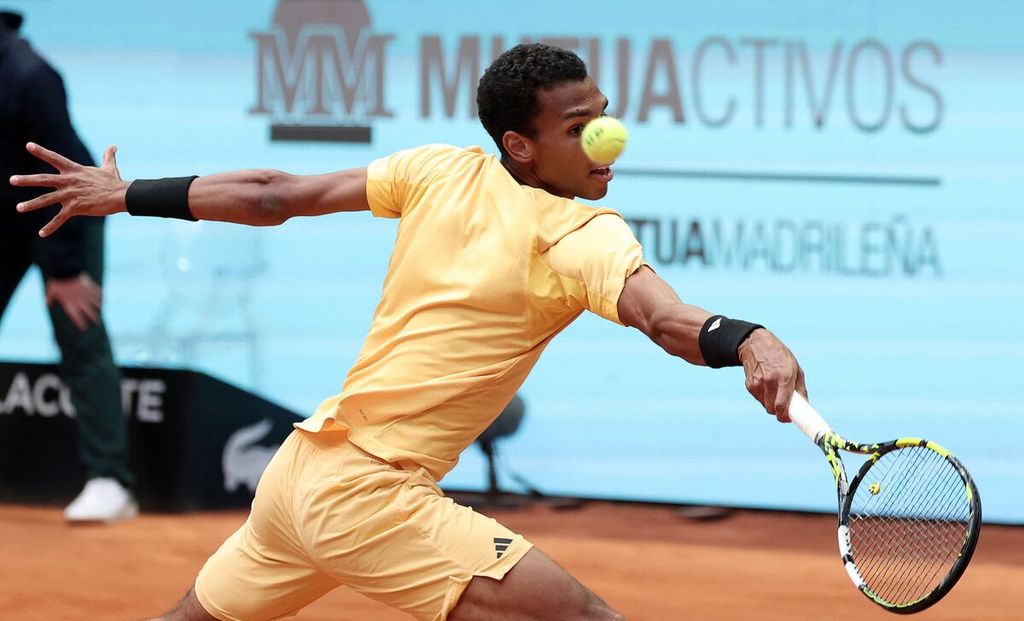 Canadian tennis player Felix Auger-Aliassime hits the ball towards Norwegian tennis player Casper Ruud during a round of 16 match at the ATP 1000 Masters Madrid tournament at Arantxa Sanchez Stadium, Caja Magica, Madrid, on Tuesday (30/4/2024). Aliassime advanced to the semifinals and will face Jiri Lehecka on Saturday (4/5/2024).