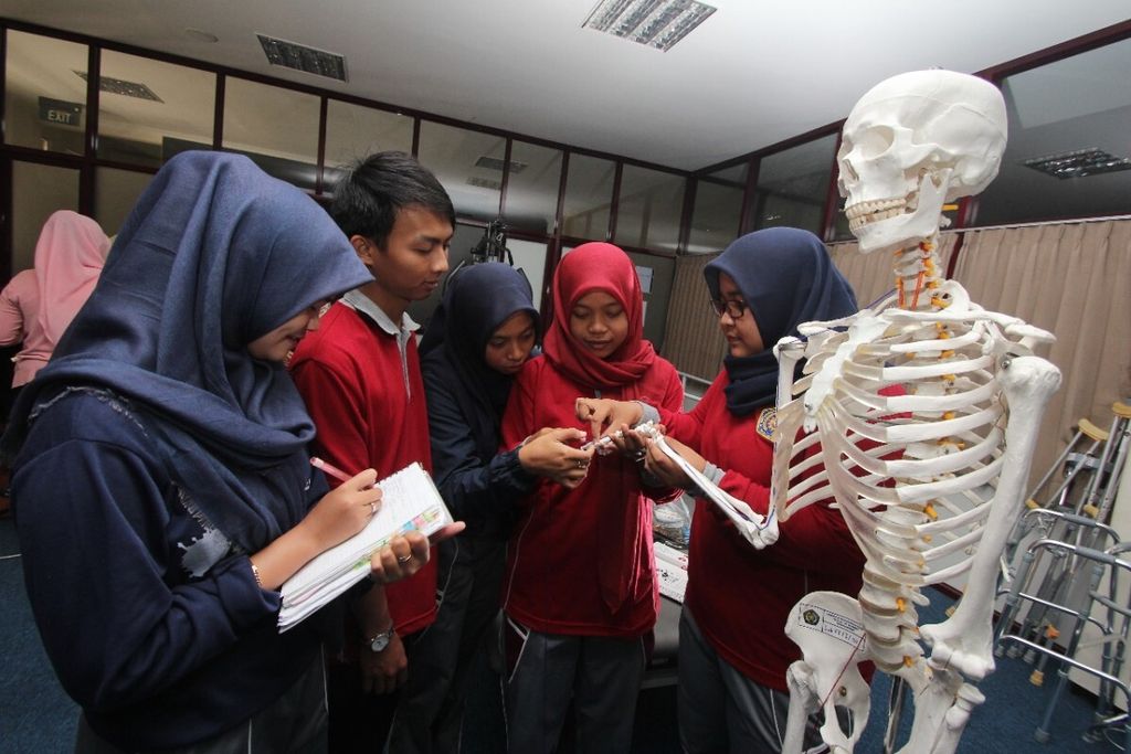 Mahasiswa Prodi Fisioterapi Ilmu Keperawatan Universitas Muhammadiyah Malang sedang melaksanakan praktikum.