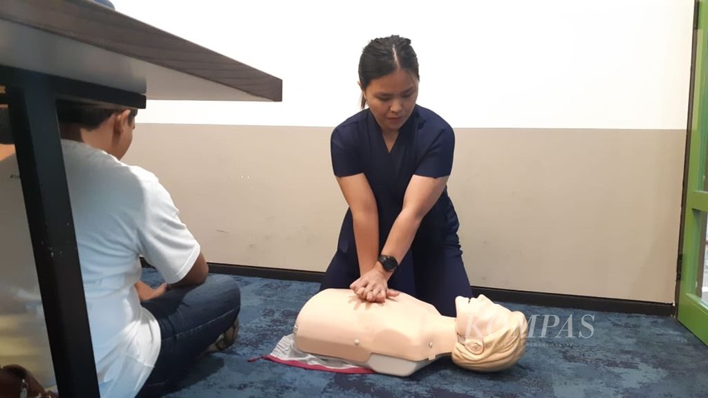 Peserta pelatihan pertolongan pertama pada korban serangan jantung belajar melakukan CPR atau resusitasi jantung paru pada alat peraga, Sabtu (5/10/2019) di Jakarta. Pengetahuan pertolongan pertama sangat membantu untuk mencegah kematian akibat serangan jantung.