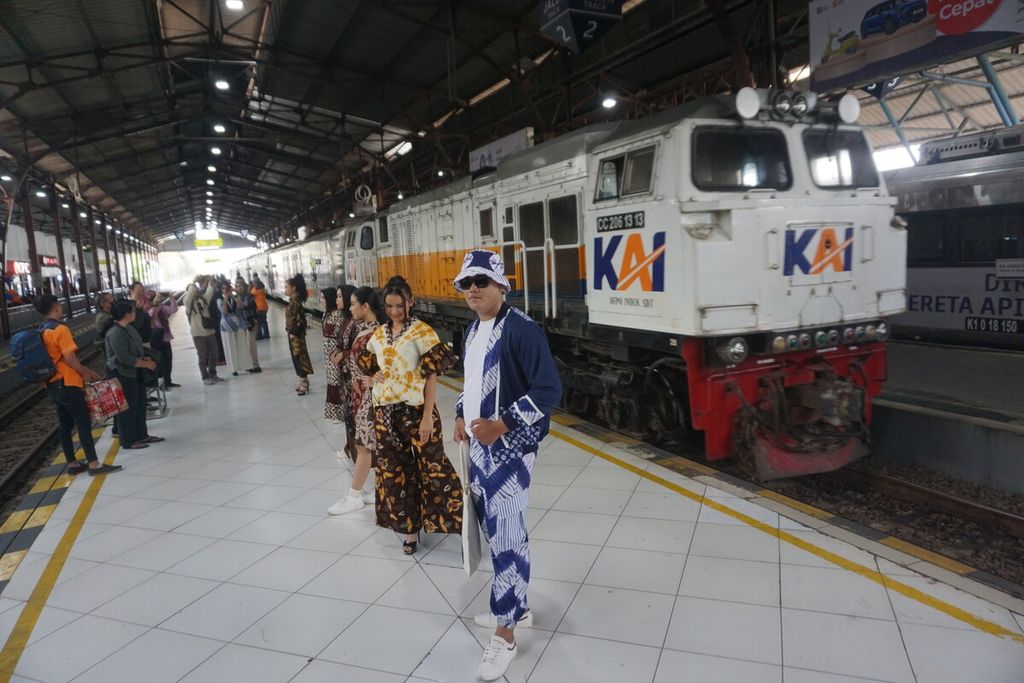 Peragaan busana di Stasiun Purwokerto, Kabupaten Banyumas, Jawa Tengah, Senin (2/10/2023). Peragaan busana dengan batik banyumasan ini digelar untuk memperingati Hari Batik Nasional.