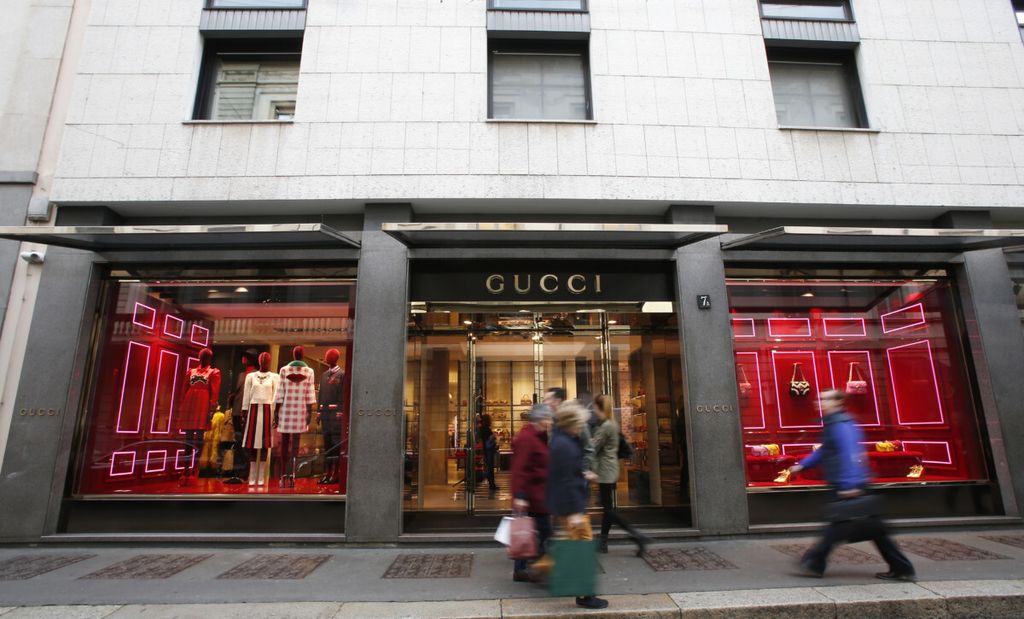 Sejumlah tas dipamerkan di gerai Gucci di Milan, Italia, pada Oktober 2016.