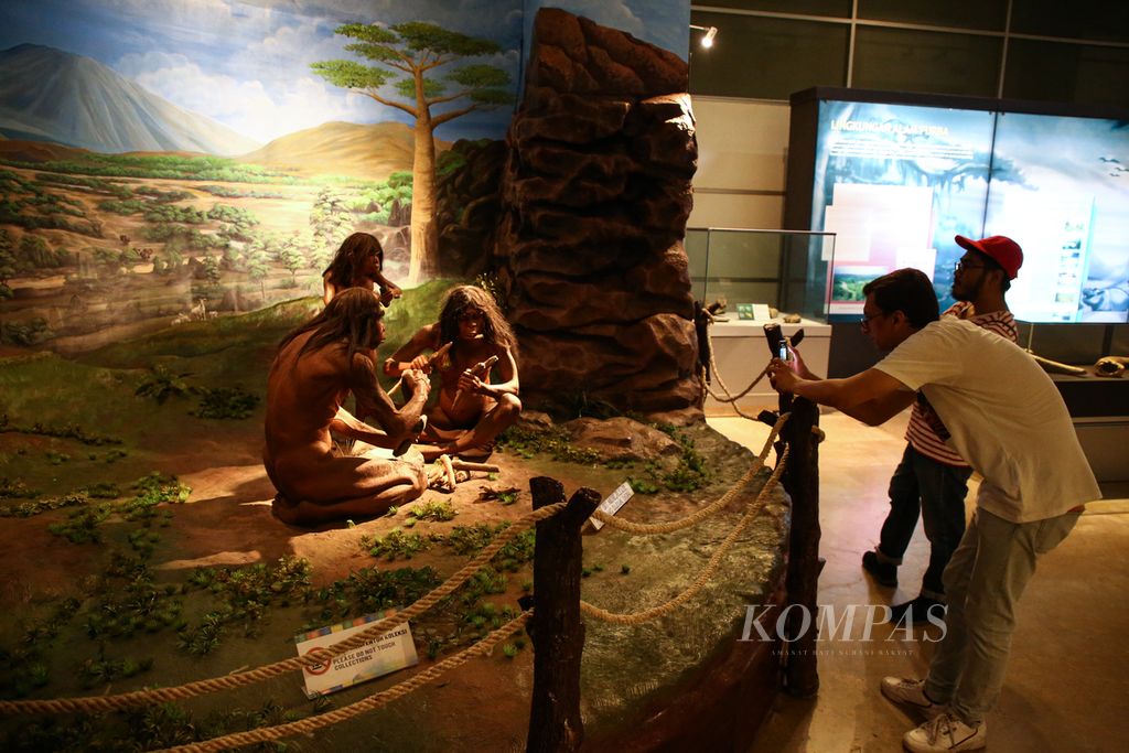 Pengunjung memotret replika manusia purba di Museum Nasional, Jakarta, Sabtu (14/3/2020). Museum Nasional yang berada di bawah Kementerian Pendidikan dan Kebudayaan tetap buka seperti biasa.