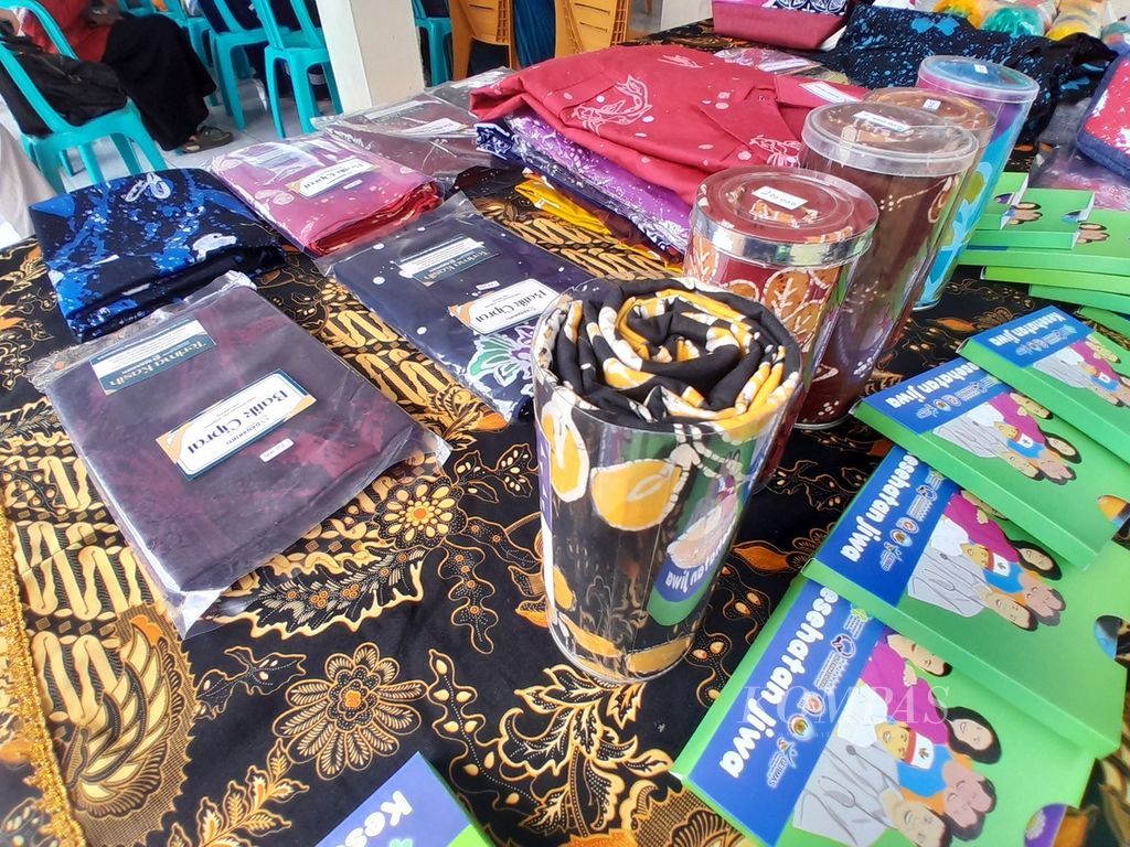 Batik fabric created by survivors of mental illness and the community at the Jiwa Posyandu-Healthy Mind Movement (Gardu Sawah) in Blandit Barat hamlet, Wonorejo village, Singosari district, Malang regency, East Java, is being showcased on Tuesday (23/4/2024).