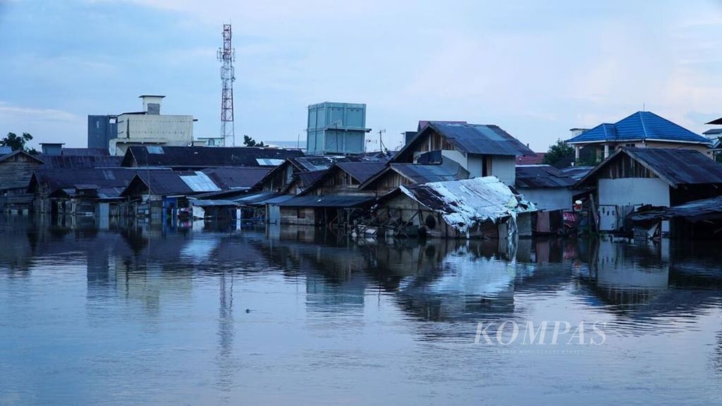 Ratusan rumah semipermanen yang dibangun di daerah sempadan Sungai Karang Mumus, Samarinda, Kaltim, terendam luapan air pada 11 Juni 2019. Ketinggian air hingga 1 meter.