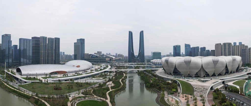 Foto udara tanggal 1 April 2022 memperlihatkan stadion utama (kanan) dan arena senam di Hangzhou, sebelah timur Provinsi Zhejiang, China, yang akan digunakan untuk pertandingan Asian Games 2022. 