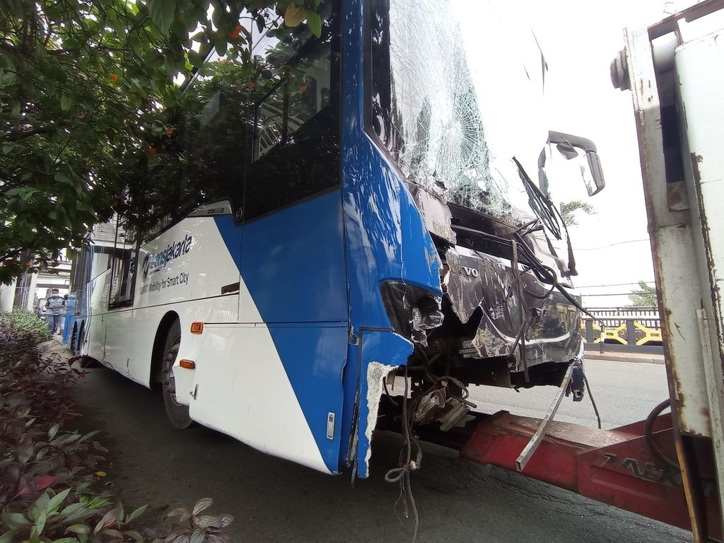 Bus Transjakarta yang menabrak rambu lalu lintas dan naik ke pembatas jalan di Jalan Raden Inten, Jakarta Timur, Jumat (11/2/2022). Kecelakaan berjarak 10 meter dari Halte Flyover Raden Inten.