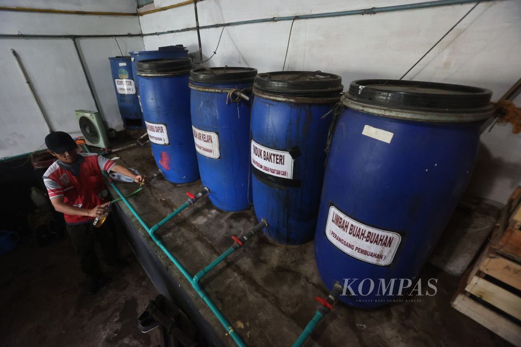 Irwanto (46) menadah limbah bumbu dapur yang diolah menjadi insektisida di tempat pengelolaan akhir Pasar Kebonpolo, Kota Magelang, Jawa Tengah, Selasa (11/10/2022). 