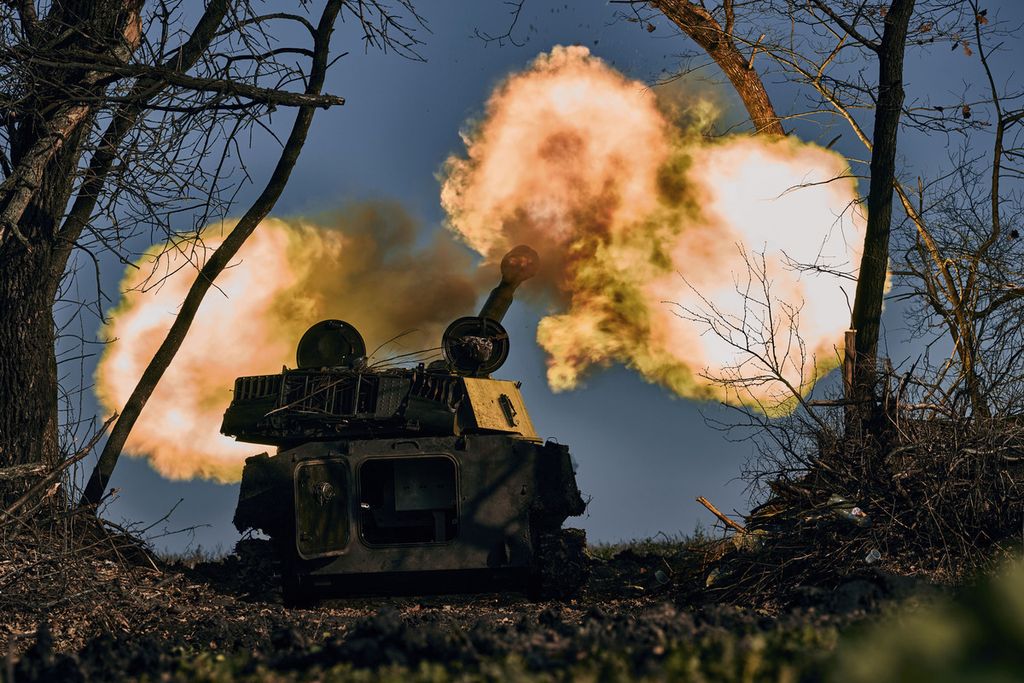 Sebuah kendaraan artileri swagerak menembak di dekat Bakhmut, wilayah Donetsk, Ukraina, Rabu (9/11/2022), saat invasi Rusia ke negara itu. 