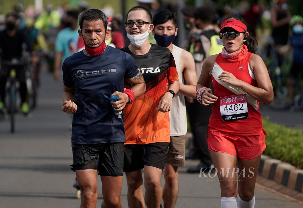 Warga berolahraga lari memanfaatkan libur akhir pekan di Bundaran Hotel Indonesia, Jakarta, Minggu (4/10/2020). Selain mengatur pola makan, aktivitas fisik dan olahraga bisa mengurangi risiko demensia.