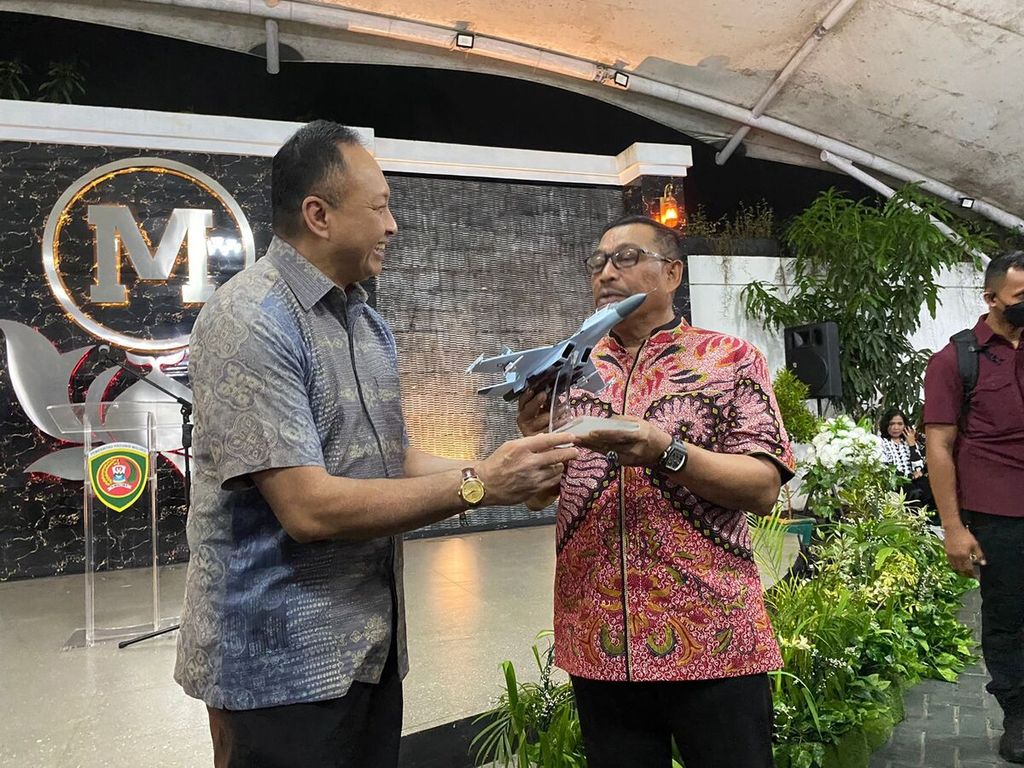 KSAU Marsekal Fadjar Prasetyo menyerahkan cendera mata pada Gubernur Maluku Murad Ismail, Minggu (3/7/2022) di kediaman Gubernur Maluku di Ambon.