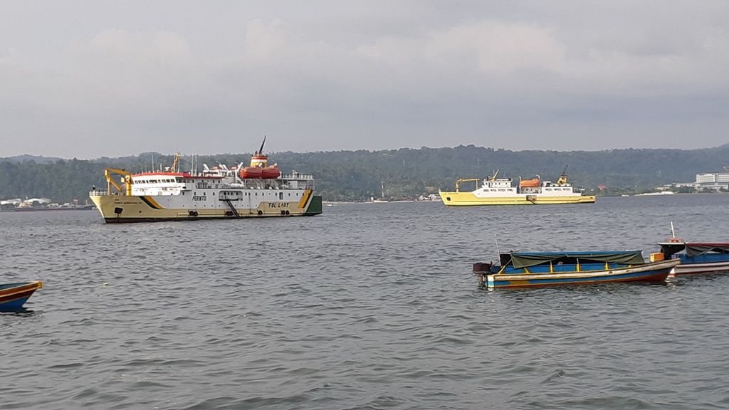 The pioneer ship docked in Ambon Bay, Maluku, on Thursday (5/12/2019).