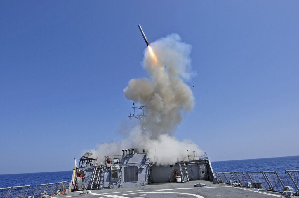 In a photo taken from the United States Navy website on March 29, 2011, the USS Barry (DDG 52), an Arleigh Burke-class warship of the United States, can be seen firing a Tomahawk cruise missile. The firing was carried out during a joint exercise called Odyssey Dawn held in the Mediterranean Sea. On September 16, 2021, the then Prime Minister of Australia, Scott Morrison, announced that Australia had purchased Tomahawk missiles.
