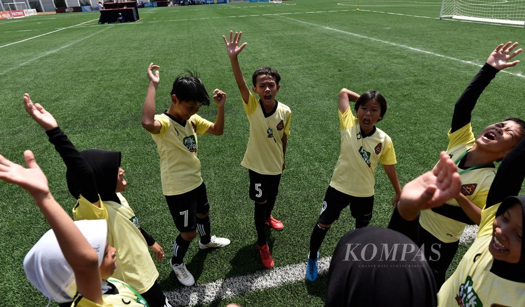 Para pemain tim Shinta meneriakkan yel penyemangat sebelum bertanding dalam hari pertama MilkLife Soccer Challenge 2023 Batch 3 yang berlangsung di Stadion Supersoccer Arena, Kudus, Jawa Tengah, Jumat (15/12/2023). Turnamen sepak bola putri ini diikuti 20 tim kelompok usia U-10 dan 20 tim kelompok usia U-12.
