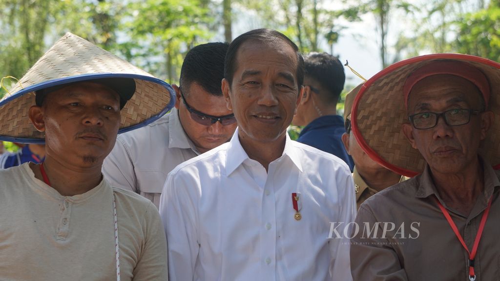 Presiden Joko Widodo meninjau perkebunan kopi di Desa Kembahang, Kecamatan Batubrak, Kabupaten Lampung Barat, Lampung, Jumat (12/7/2024).